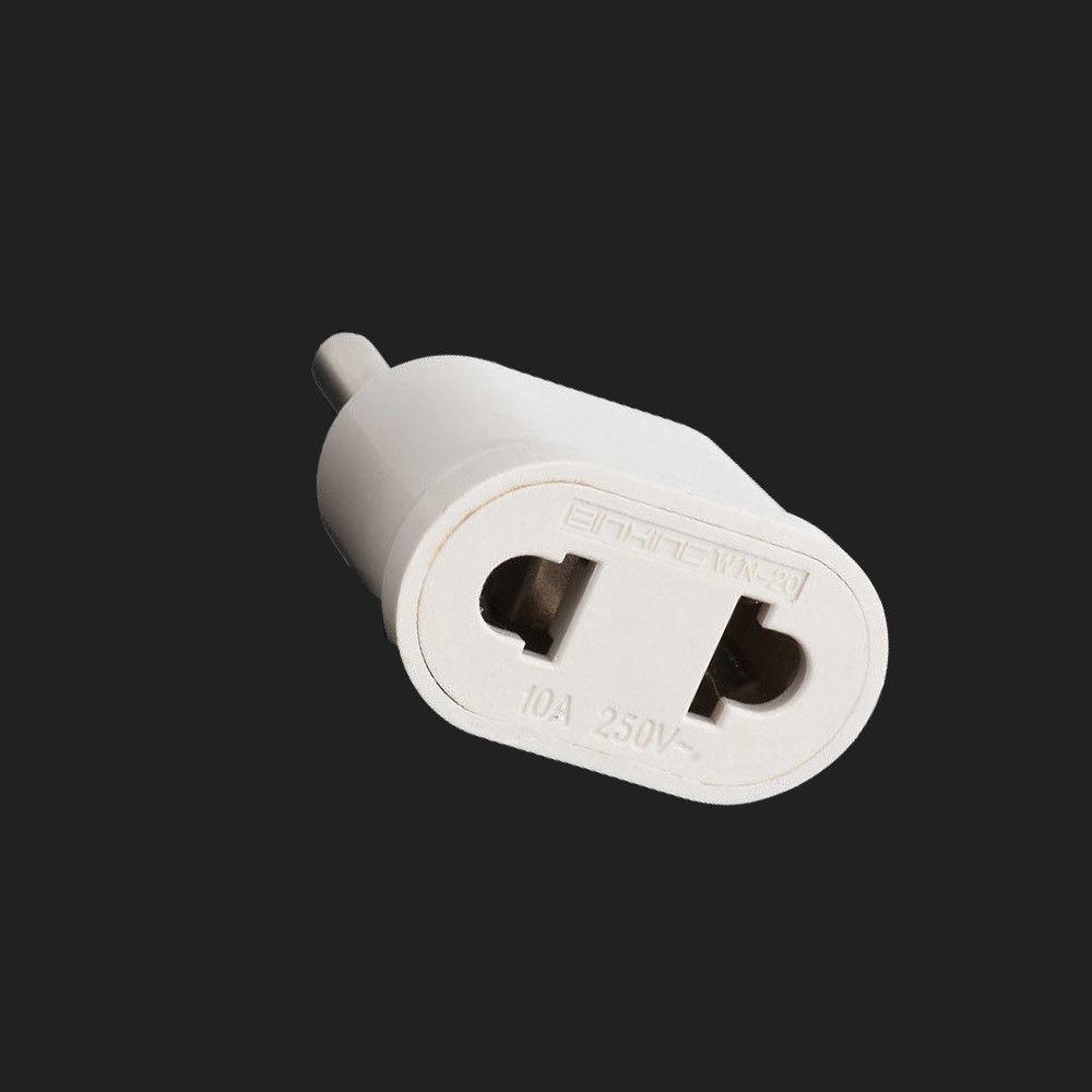 Redukce 110V/220V bílá